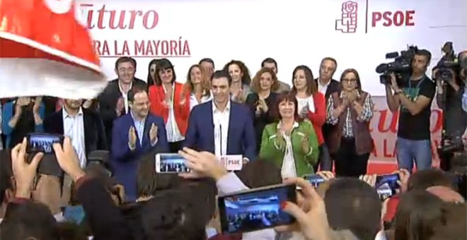 El líder del PSOE, Pedro Sánchez, comparece en la sede socialista de Ferraz para valorar el resultado de las elecciones del 20-D.