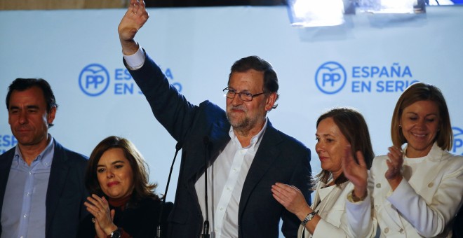 Mariano Rajoy saluda a los simpatizantes de su partido desde el balcón de la sede del PP en la calle Génova en Madrid./ REUTERS/Marcelo del Pozo