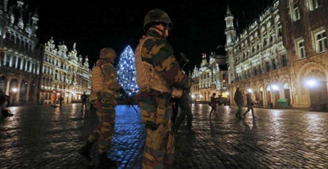 Soldados belgas patrullan en la Grand Place de Bruselas, ciudad en la que se elevó el nivel de seguridad tras el 13-N. REUTERS