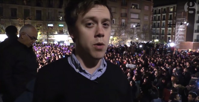 Owen Jones en la Plaza del Reina Sofía de Madrid, el domingo de las elecciones