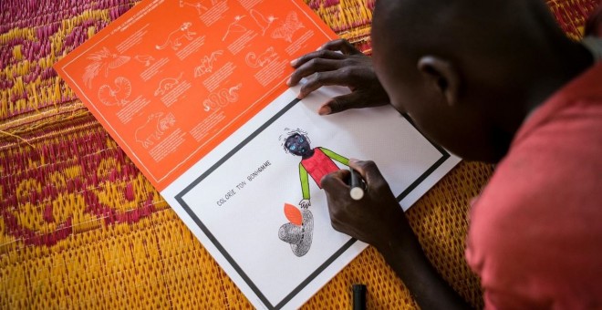 Un niño colorea un dibujo en la escuela. EUROPA PRESS