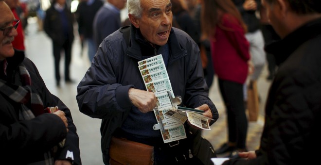Un vendedor ambulante de Lotería, en la localidad malagueña de Ronda. REUTERS/Jon Nazca