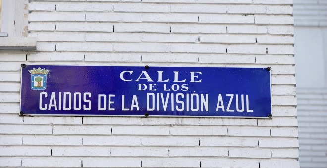 Placa identificativa de la calle Caídos de la División Azul de Madrid que cambiará su nombre en los próximos seis meses. EFE/Zipi