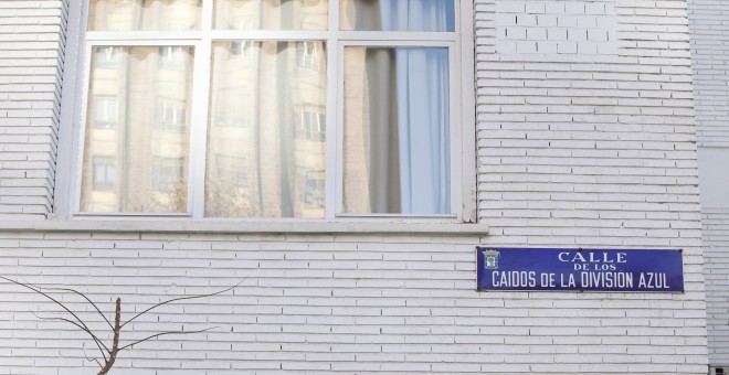 Placa identificativa de la calle Caídos de la División Azul de Madrid que cambiará su nombre en los próximos seis meses. EFE/Zipi