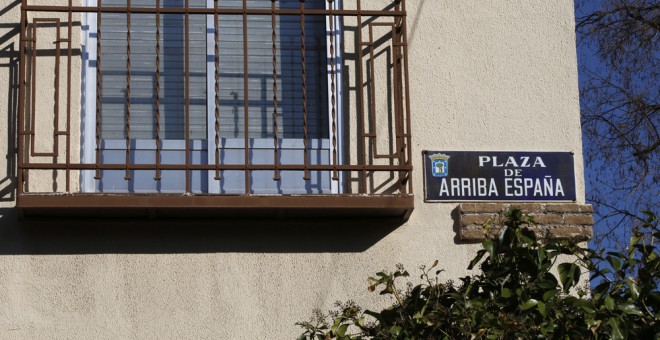 Placa identificativa de la plaza 'Arriba España' de Madrid que cambiará su nombre en los próximos seis meses. EFE/Zipi