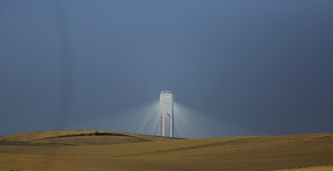 Una torre de la planta solar Solucar de Abengoa, en la localidad sevillana de Sanlucar la Mayor. REUTERS/Marcelo del Pozo