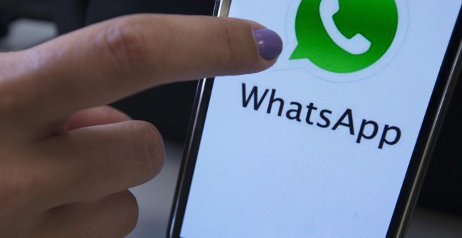 El logo de WhatsApp en un 'smartphone'. EFE
