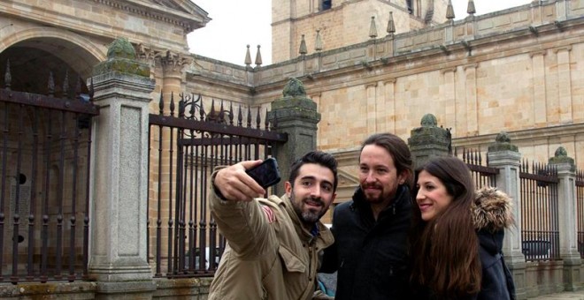 El secretario general de Podemos, Pablo Iglesias, se hace un selfi con dos zamoranos tras comparecer ante los medios.- Mariam A. Montesinos (EFE)