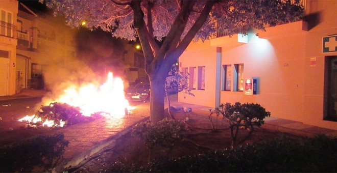 Uno de los fuegos provocados en Roquetas de Mar. - IDEAL