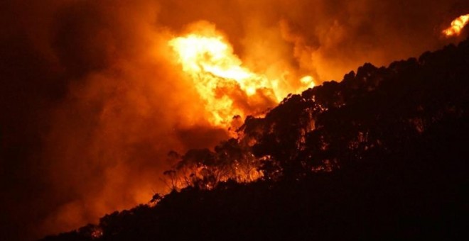 El fuego avanza en zonas forestales del sur de Melbourne. EFE/KEITH PAKENHAM