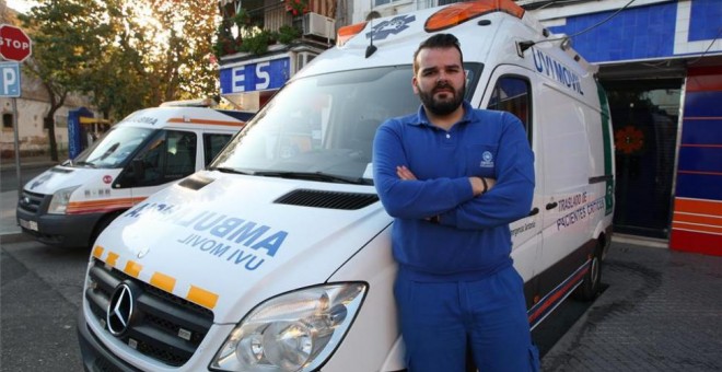 Francisco Torres, uno de los sanitarios, junto a la ambulancia robada. - Imagen de DIARIO CÓRDOBA /SANCHEZ MORENO.