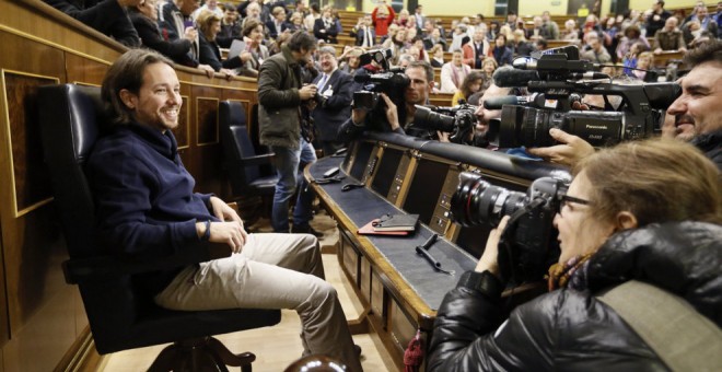 Pablo Iglesias, fotografiado en un sillón del hemiciclo durante una de las jornadas de puertas abiertas. /EFE