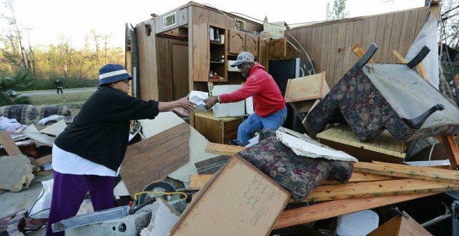 Una mujer recoge medicinas de su casa en Mississippi, destrozada por el tornado que ha azotado estas Navidades el centro de EEUU REUTERS/Northeast Mississippi Daily