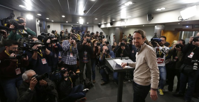 El secretario general de Podemos, Pablo Iglesias, durante la rueda de prensa que ha ofrecido al término de la reunión con el presidente del Gobierno español en funciones, Mariano Rajoy, en el Palacio de la Moncloa. EFE/JUAN CARLOS HIDALGO