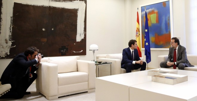 El presidente del Gobierno en funciones, Mariano Rajoy, con el lider de Ciudadanos, Albert Rivera, durante su reunión en el Palacio de la Moncloa, para analizar los resultados de las elecciones del 20-D. REUTERS/Juan Medina