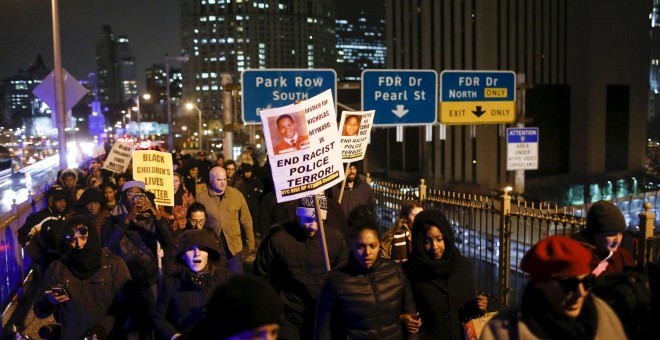 Varias personas encabezan una protesta en Brooklyn, después de la decisión del jurado de Cleveland. REUTERS/Eduardo Munoz