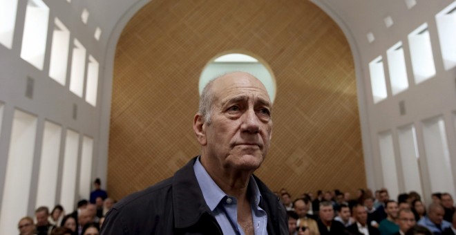 El ex primer ministro israelí Ehud Olmert espera la entrada de los jueces en una sala del Tribunal Supremo en Jerusalén (Israel). REUTERS/Gali Tibbon