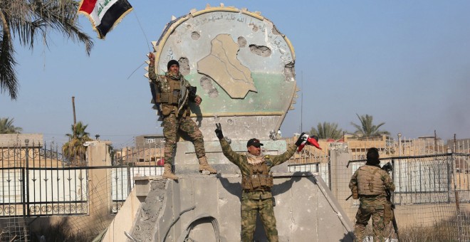 Solsadis iraquíes celebran la recuperación de la ciudad de Ramadi de manos del Estado Islámico.- REUTERS