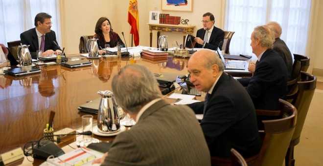 El jefe del Gobierno, Mariano Rajoy (c), durante la última reunión del Consejo de Ministros del año y la primera del Gabinete en funciones tras el 20D, que se celebra hoy en medio de las negociaciones para la investidura y que aprobará medidas como la sub