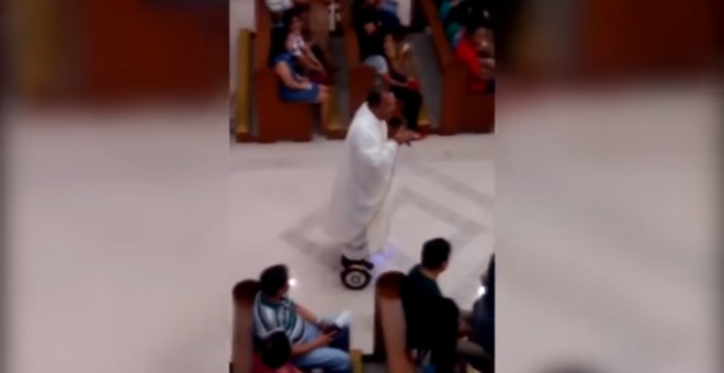 Captura de pantalla del vídeo en el que el sacerdote Falbert San José oficia misa desde su patinete eléctrico.