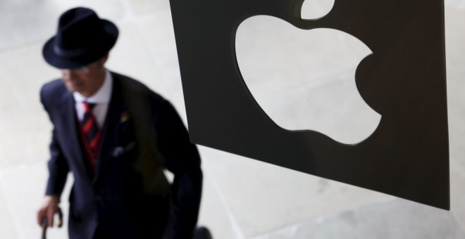 Un cliente entra en una tienda Apple. REUTERS/Suzanne Plunkett