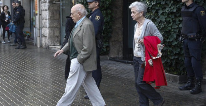 Jordi Pujol y Marta Ferrusola salen de casa tras un registro policial, en una imagen de archivo. EFE