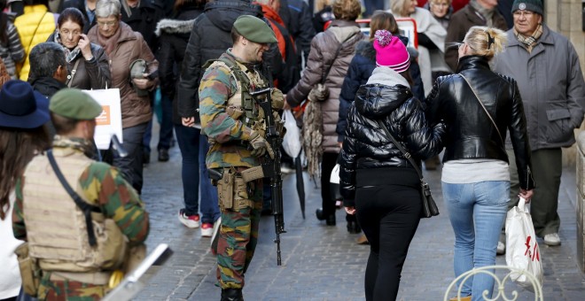 Soldados belgas patrullan en Bruselas. REUTERS/Francois Lenoir