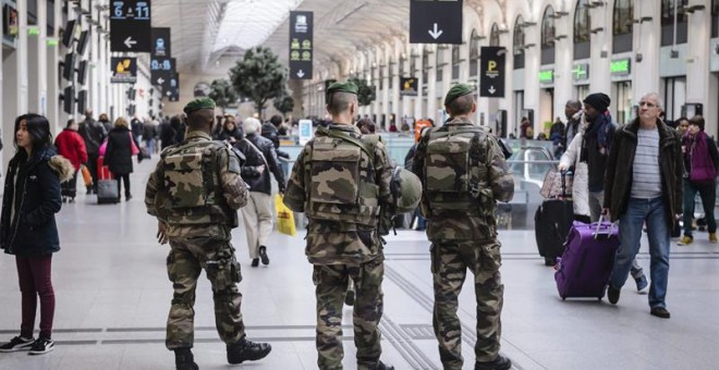 Soldados franceses patrullan la estación Saint Lazare de París. Francia desplegará unos 60.000 agentes de policía para garantizar la seguridad durante los festejos de Nochevieja, un mes y medio después de los atentados yihadistas que dejaron 130 muertos e