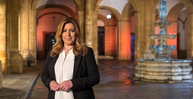 La presidenta de la Junta de Andalucía, Susana Díaz, momentos antes de la grabación del mensaje institucional de Fin de Año, en el patio del Rectorado de la Universidad de Sevilla. EFE/Julio Muñoz