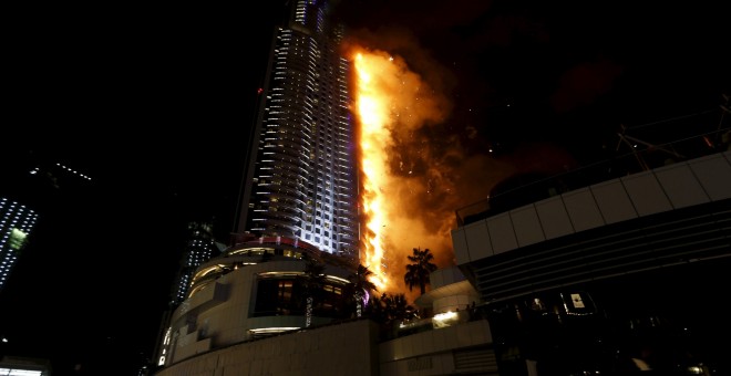 El rascacielos en llamas. REUTERS