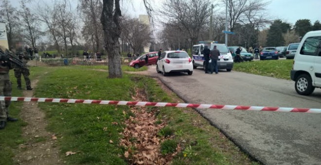 Imagen del coche que embistió a varios militares en la localidad francesa de Valence. LEDAUPHINE.COM