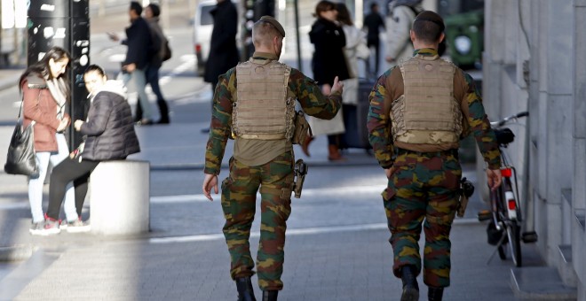 Soldados belgas patrullan por el centro de Bruselas, dentro del operativo puerto en marcha contra las amenazas de terrorismo yihadista. REUTERS/Francois Lenoir