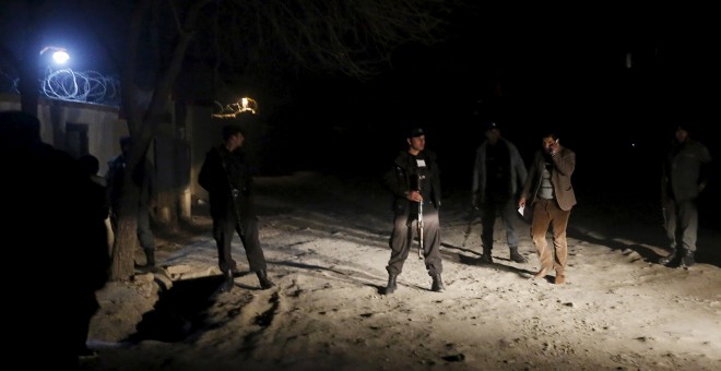 Agentes de policía afganos permanecen en guardia en el restaurante francés Le Jardin, frecuentado por extranjeros, donde se ha producido un ataque talibán en Kabul, Afganistán. REUTERS/Omar Sobhani