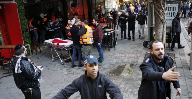 Agentes de policía israelíes permanecen en el lugar donde se ha producido un tiroteo en Tel Aviv, en el que dos personas resultaron muertas y otras siete heridas. EFE/TOMER APPELBAUM