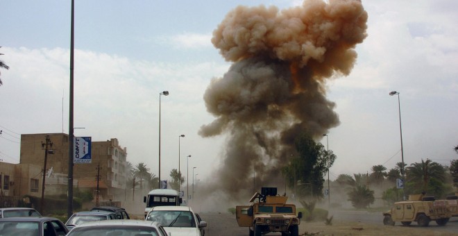 Estallido de coche bomba durante invasión americana. WIKIPEDIA