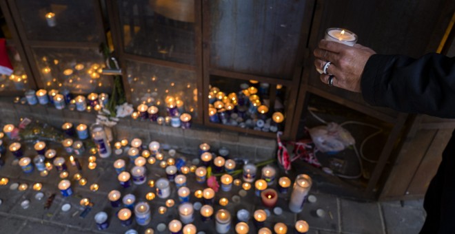 Decenas de velas  han sido colocadas junto al pub atacado por un árabe-israelí que mató el viernes a dos personas e hirió a siete en Tel Aviv. EFE