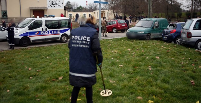 Imagen distribuida este sábado de un investigador de la Policía que examina la zona en la que un jovénintentó atropellar el día 1 de enero con su coche a varios soldados que vigilaban la mezquita de la localidad francesa de Valence. EFE