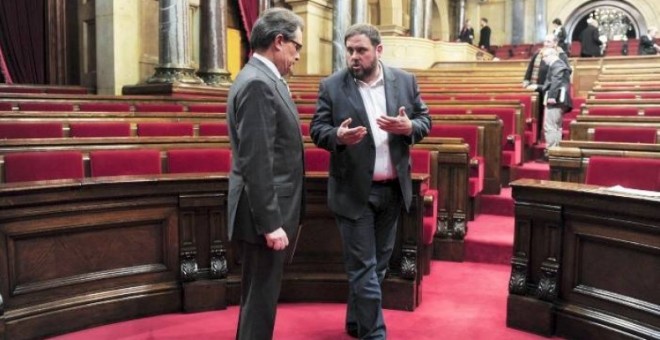 El presidente de la Generalitat en funciones, Artur Mas, y el líder de ERC, Oriol Junqueras, en el hemiciclo del Parlament. EFE