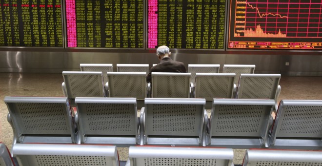 Un inversor este lunes, en una Bolsa de Pekín. REUTERS/Li Sanxian