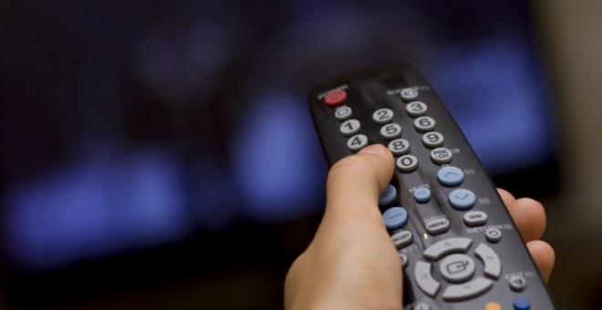 Un televidente cambia de canal con su mando a distancia. EFE