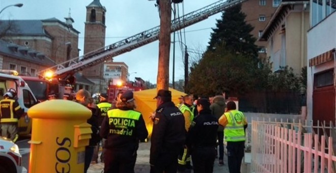 Agentes de la Policía Nacional y municipal de Madrid en el lugar del suceso. EUROPA PRESS