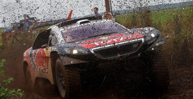 Loeb, durante la segunda etapa del Dakar. EFE/FELIPE TRUEBA