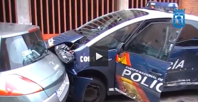 Durante la fuga, los asaltantes de la sucursal bancaria madrileña chocaron contra otro coche patrulla.