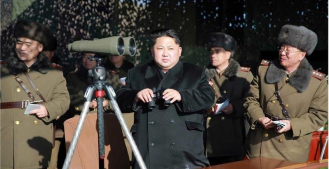 El líder norcoreano, Kim Jong-un, observa ayer un concurso de artillería militar en Corea del Norte. / EFE