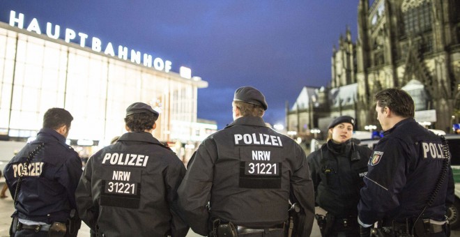 Varios policías patrullan cerca de la estación central de tren de Colonia, Alemania, el 6 de enero del 2016. EFE