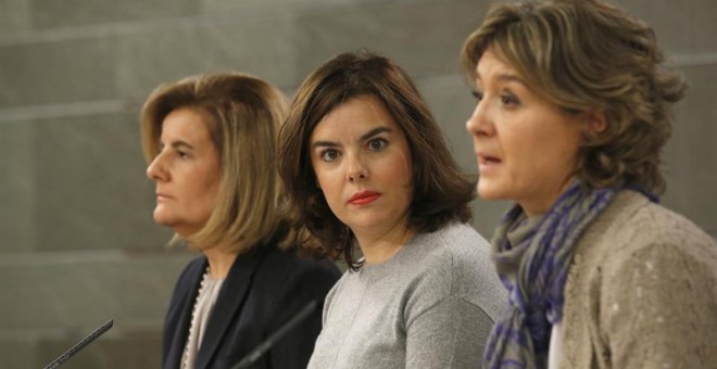 La vicepresidenta, Soraya Sáenz de Santamaría, junto a las ministras Fátima Báñez e Isabel García Tejerina, en la Moncloa. / EFE