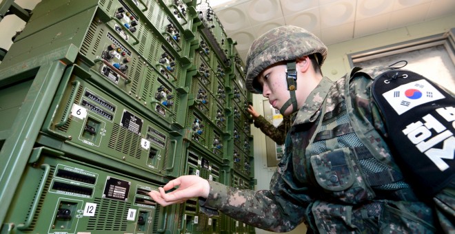 Un soldado surcoreano opera altavoces al sur de la zona desmilitarizada que separa las dos Coreas en Yeoncheon, en Corea del Sur. REUTERS