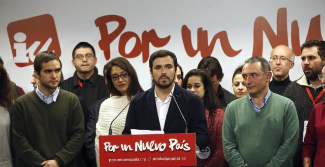 Alberto Garzón junto a la diputada electa por Unidad Popular IU, Sol Sánchez (izq) y el número tres de la lista por Madrid, Enrique Santiago, el día de las pasadas elecciones.-EFE
