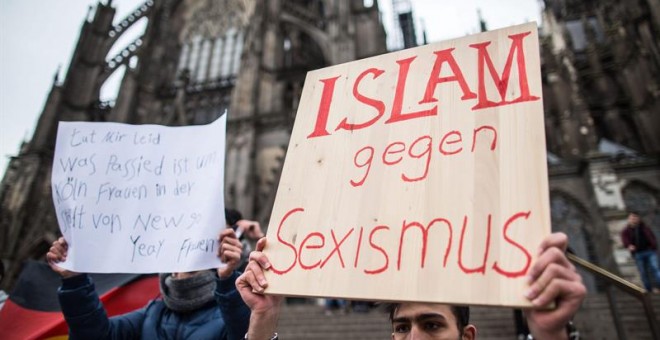 Un hombre sujeta una pancarta con el lema 'Islam contra el sexismo' en las inmediaciones de la estación de tren de Colonia. - EFE