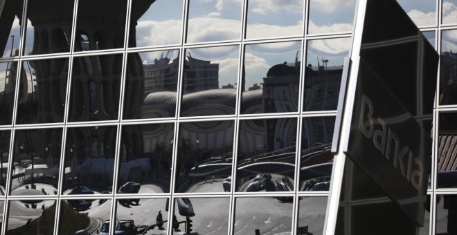Logo de Bankia reflejado en los cristales del edificio de la sede del banco, en una de las Torres Kio, de Madrid. REUTERS